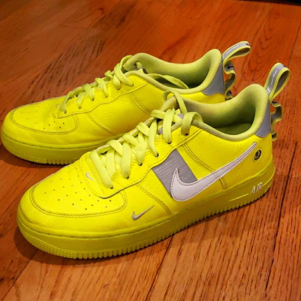 Nike Air Sneakers (6 youth/ 8womens ) - Picture 2 of 5